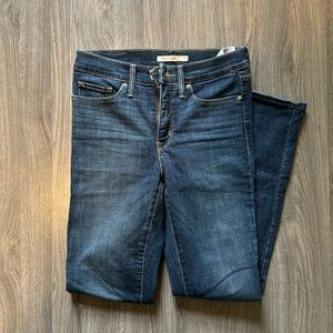 Women’s Levi’s jeans